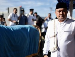Bupati Bogor Serahkan Hewan Kurban Bantuan Presiden RI kepada DKM Masjid Raya Nurul Wathon