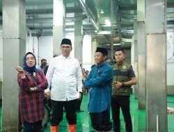 Sekda Ajat Tinjau Langsung Pemotongan Hewan Kurban di RPH Cibinong