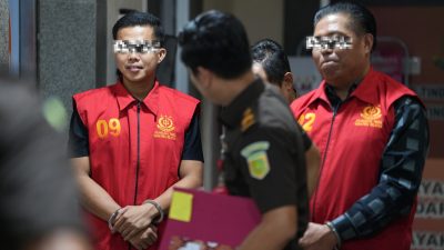 Kejati Sumsel Serahkan Oknum Anggota DPRD dan Anaknya Dugaan Graifikasi Kegiatan Jaringan Irigasi pada Dinas PUPR Kab Muara Enim