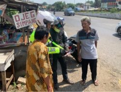 Anggota Lantas Karawang Sapa Komunitas Rider Ojol, Diminta Utamakan Kamseltibcarlantas