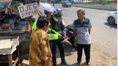 Anggota Lantas Karawang Sapa Komunitas Rider Ojol, Diminta Utamakan Kamseltibcarlantas