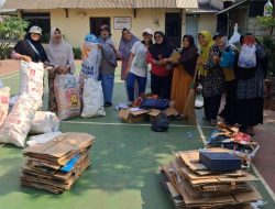 Ibu-Ibu Perumahan Griya Bukit Jaya Ubah Sampah Menjadi Bernilai Ekonomi Melalui Bank Sampah