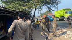 Satuan Pol PP Cilengsi Bongkar Bangli di Jalan Narogong
