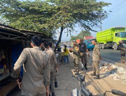 Satuan Pol PP Cilengsi Bongkar Bangli di Jalan Narogong