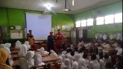Disdamkar Kota Bogor Praktekan Cara Memadamkan Api. Kepsek SDN Ciluar 2 Beri Apresiasi