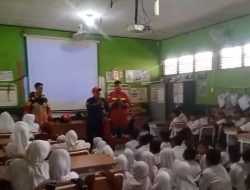 Disdamkar Kota Bogor Praktekan Cara Memadamkan Api. Kepsek SDN Ciluar 2 Beri Apresiasi