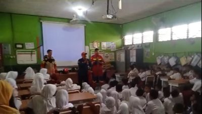 Disdamkar Kota Bogor Praktekan Cara Memadamkan Api. Kepsek SDN Ciluar 2 Beri Apresiasi